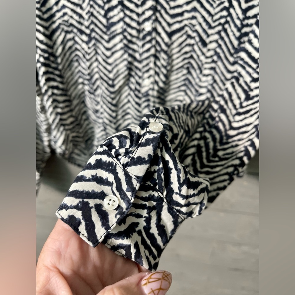 Joe’s Jeans Silk Animal Chevron Print Long Sleeved Button Up Blouse Sz XS Summer - Picture 6 of 13